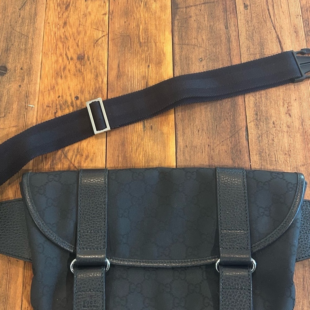 Gucci crossbody or bumbag - Picture 2 of 8